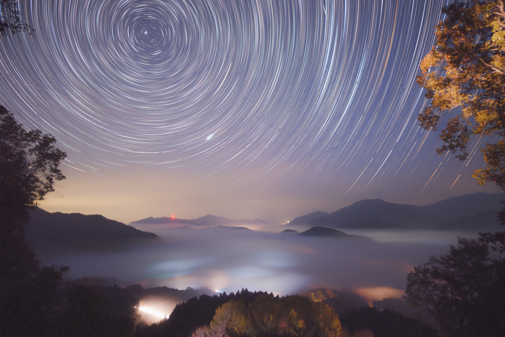 雲海と星の軌跡