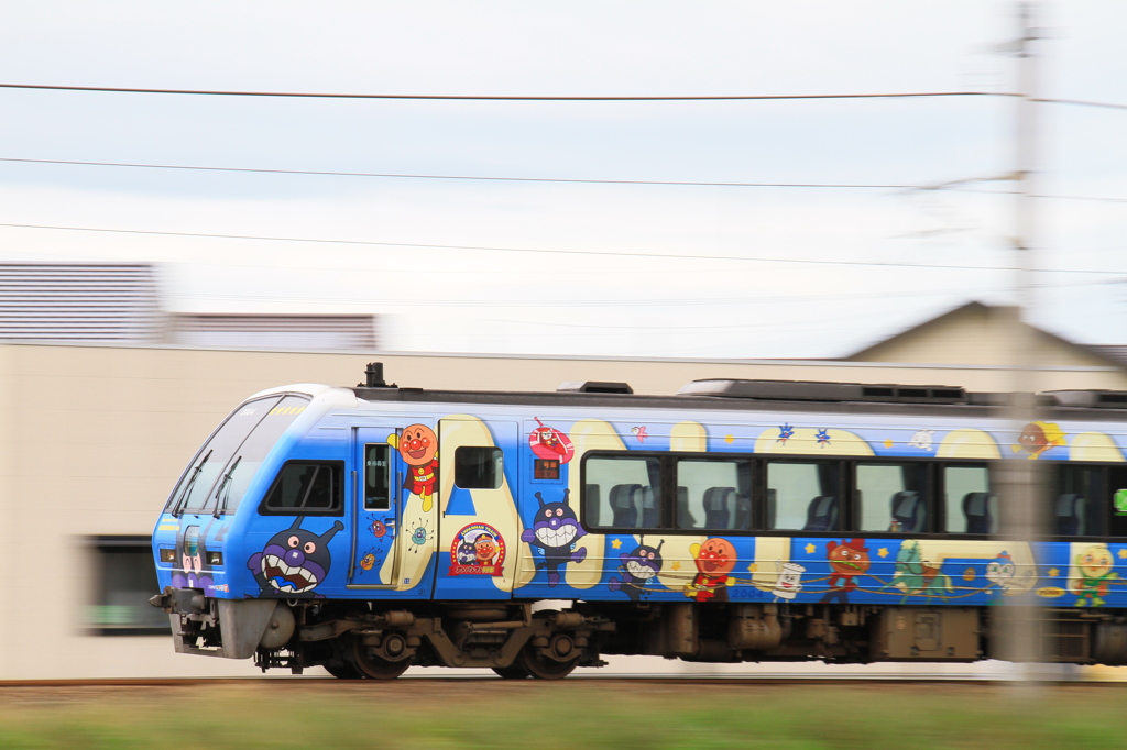JR四国 DK7028アンパンマン列車バイキマン号 発き JR四国 DK7028アンパンマン列車バイキマン号 発き