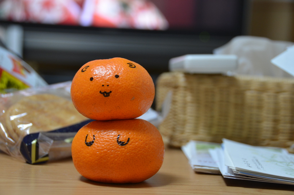 こたつの上のみかん遊び。