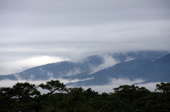 朝の山