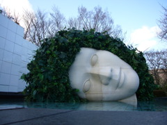 「覗いてもパンツなんか見れるわけないのに、あのこほんまあほやわー」