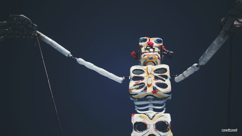 骨マンと青空