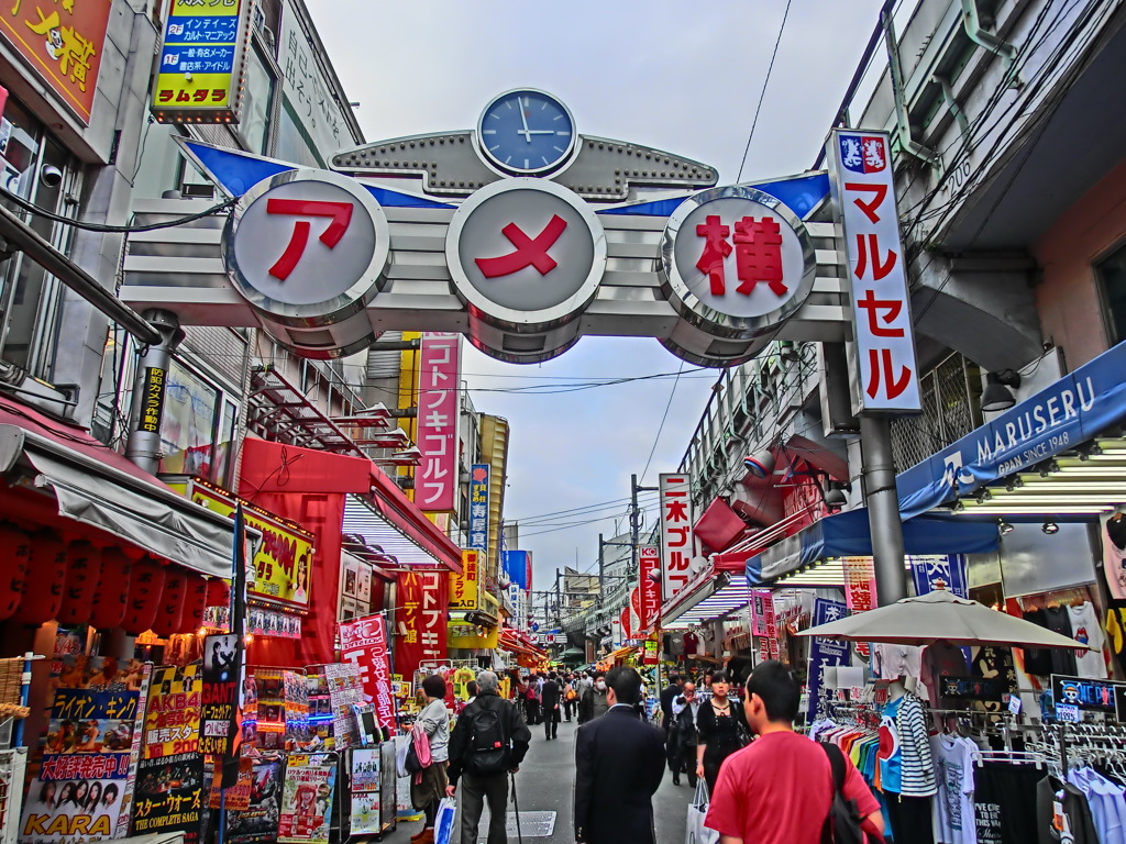 平日の昼も大盛況　～アメ横～