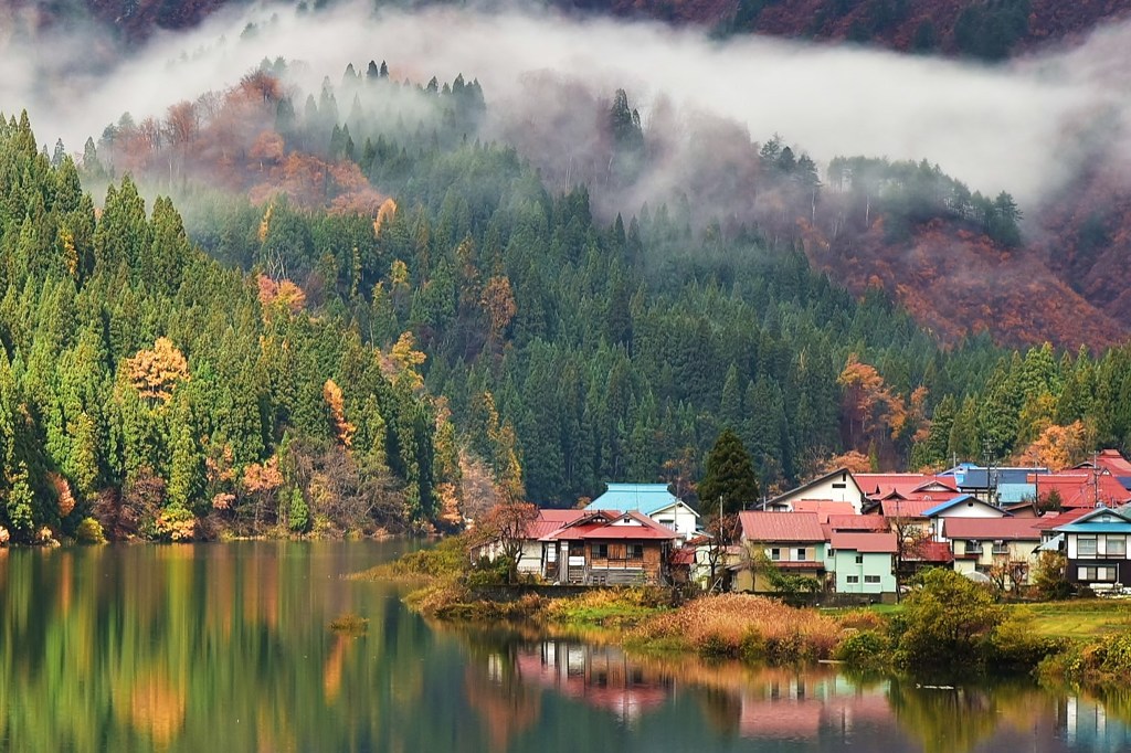 秋の只見川水景