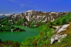 田子倉湖と残雪山
