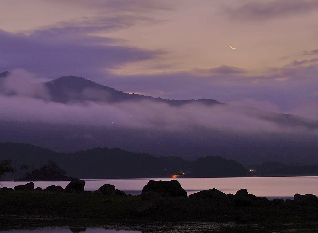 夜明けの月