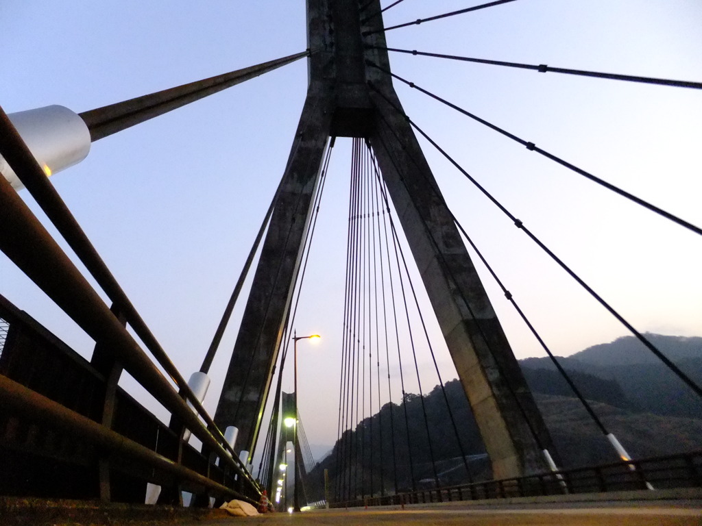 夕暮れの橋