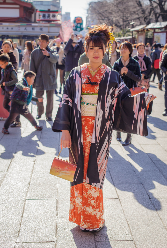 人混みを縫いながら