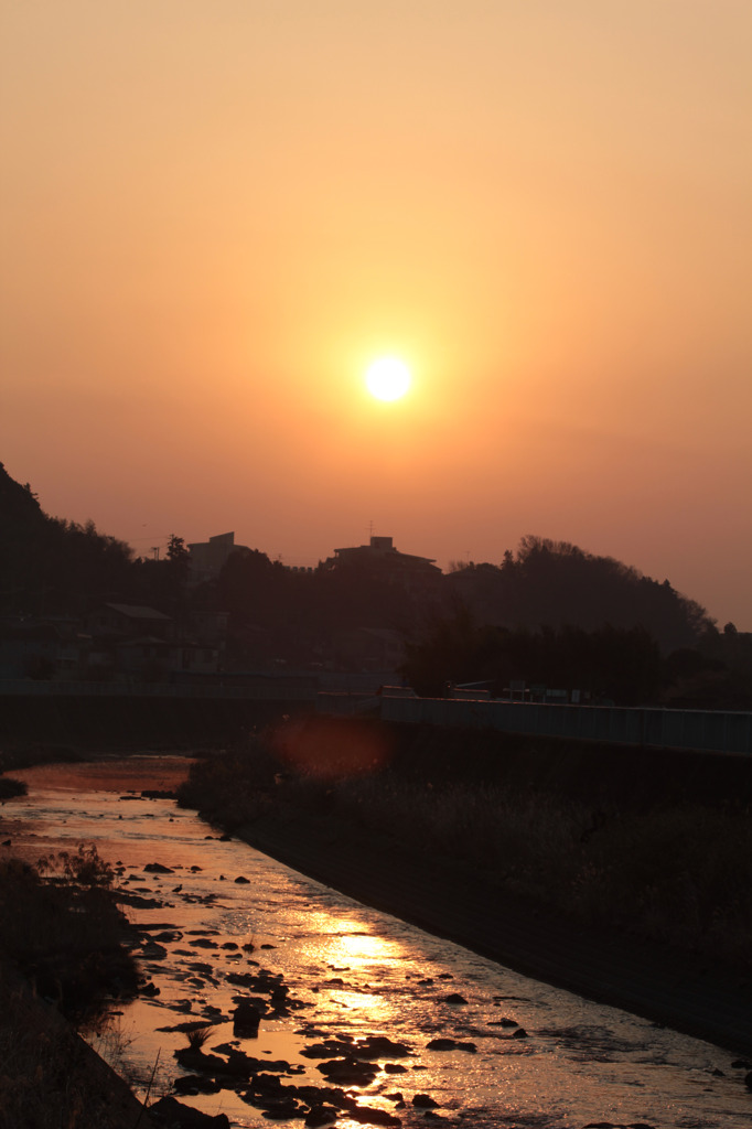 今日の川と朝日