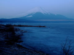 夜明け前の富士山