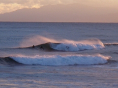 波、夕日に赤く