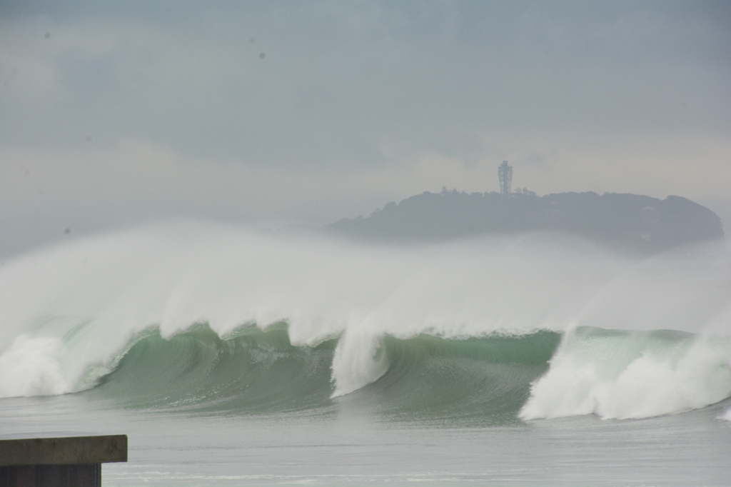 台風11号 江ノ島 波 By Wakaho Id 写真共有サイト Photohito