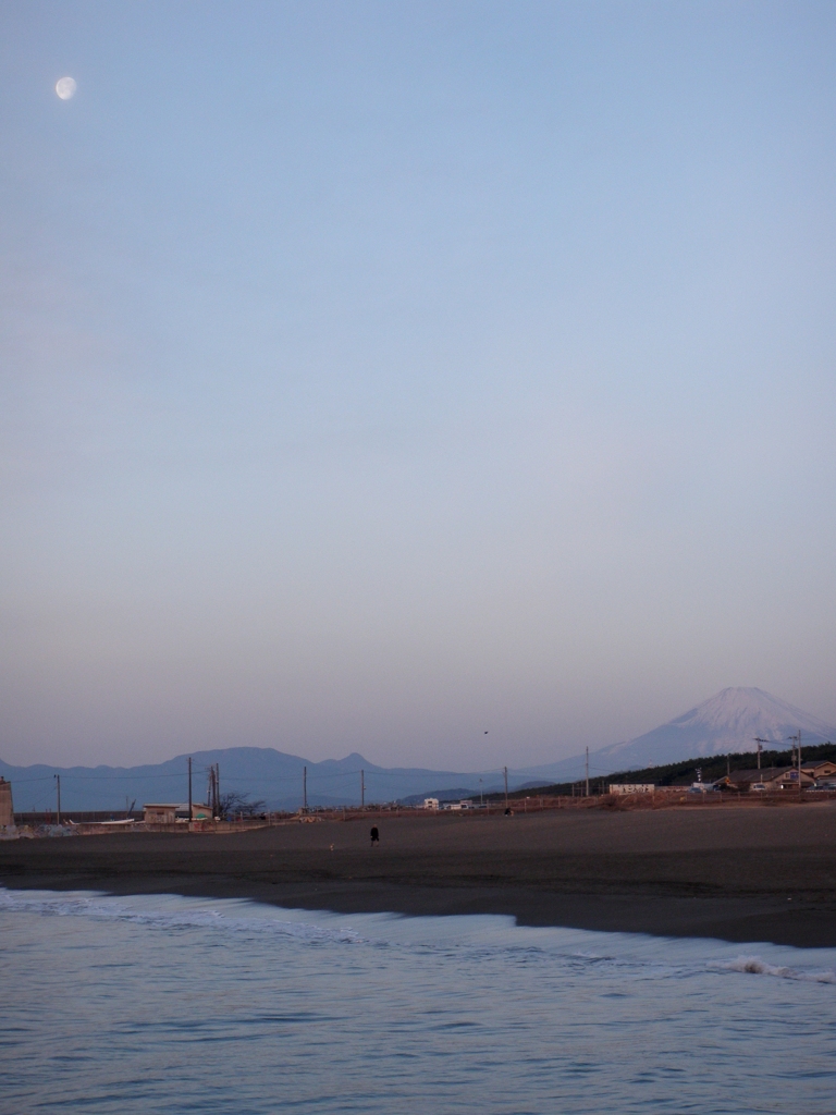 月と海と富士山と
