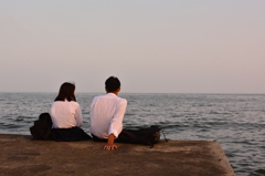 夕日に照らされ語り続けよう