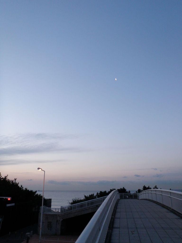 月・海・歩道橋