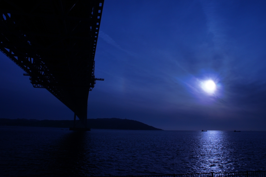 明石海峡大橋にて