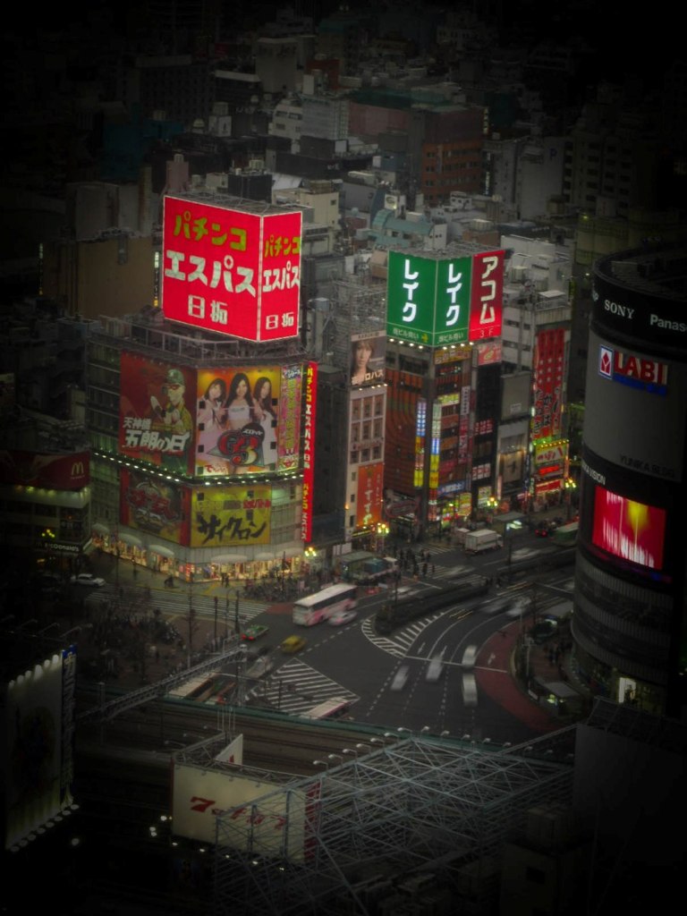 広い十字路と目立つ看板