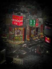 広い十字路と目立つ看板