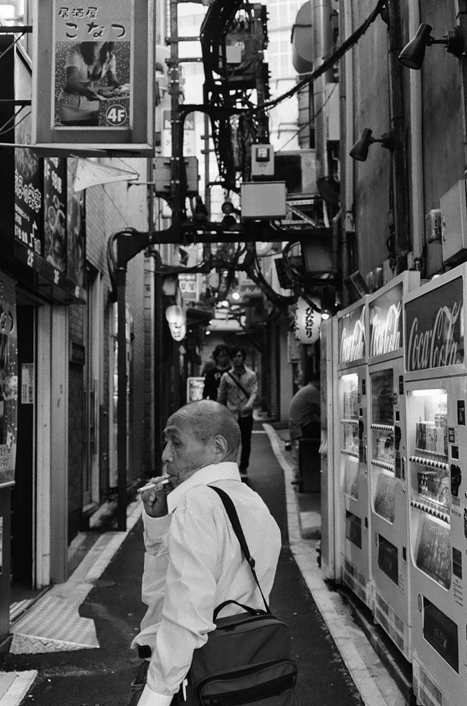 新宿、タバコを吸っているサラリーマン