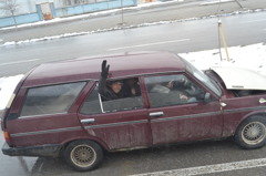 隣の車から「メルハバ！」