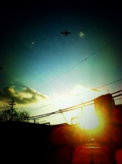 飛行機とビルと夕焼け