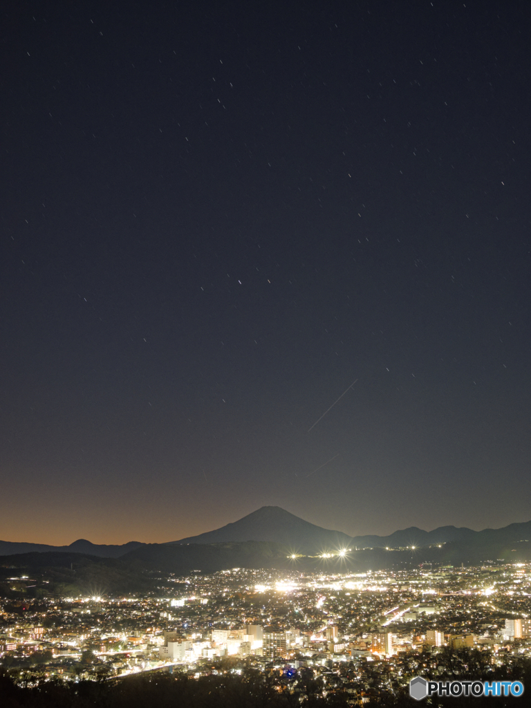 夜景に照らされて