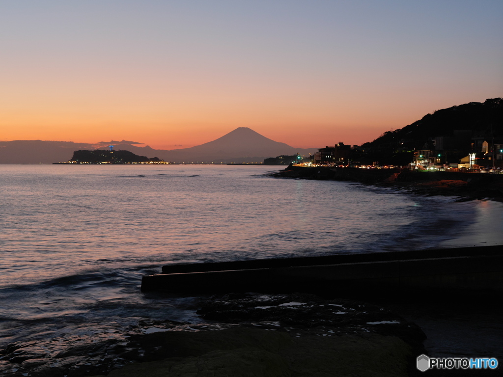 夕暮れの渚