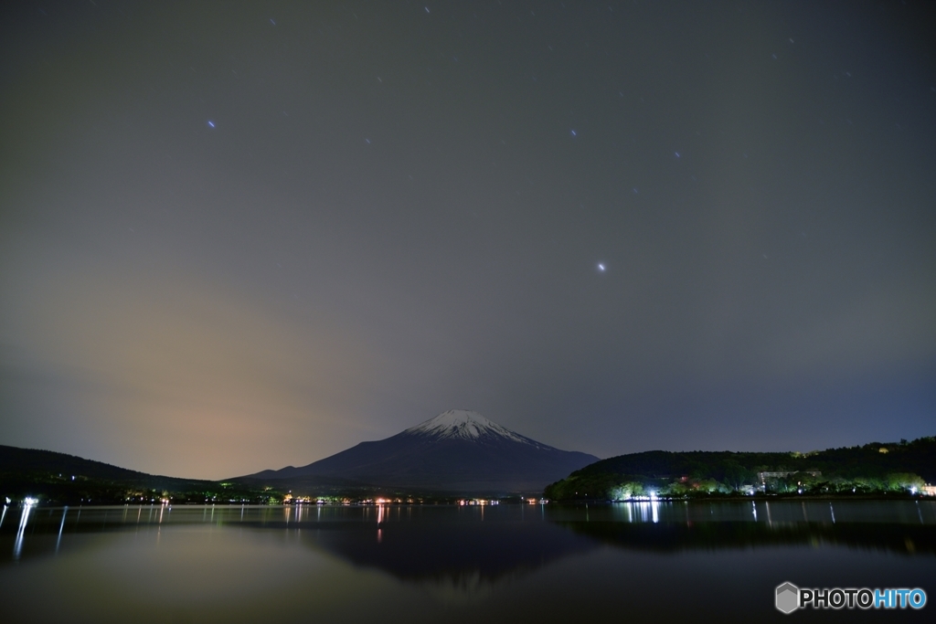 夜空と湖畔