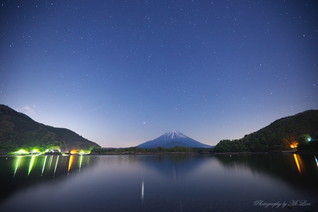 精進湖畔にて