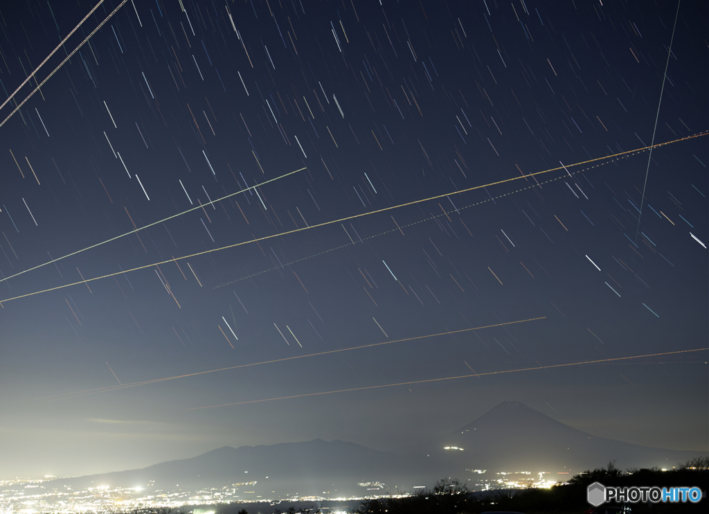 流星とスターリンクと富士山と