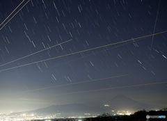 流星とスターリンクと富士山と