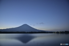 夜明と星空と逆さ富士