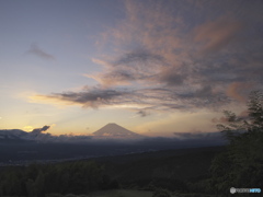 色づく雲