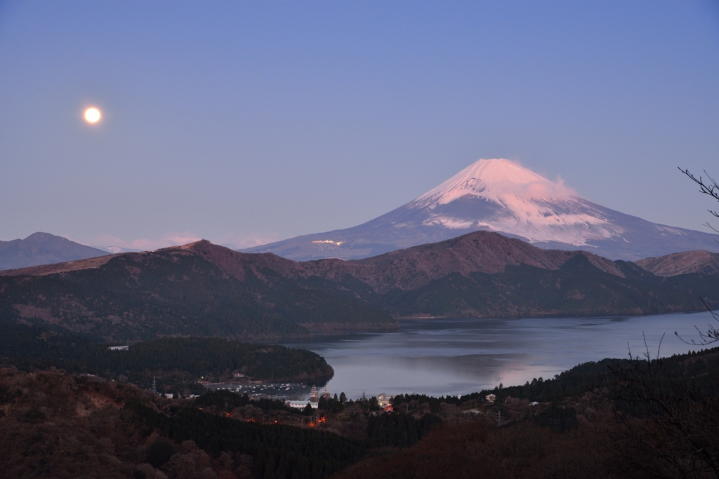 暁の月の朝