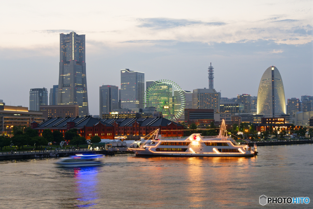 水上バスと夕景