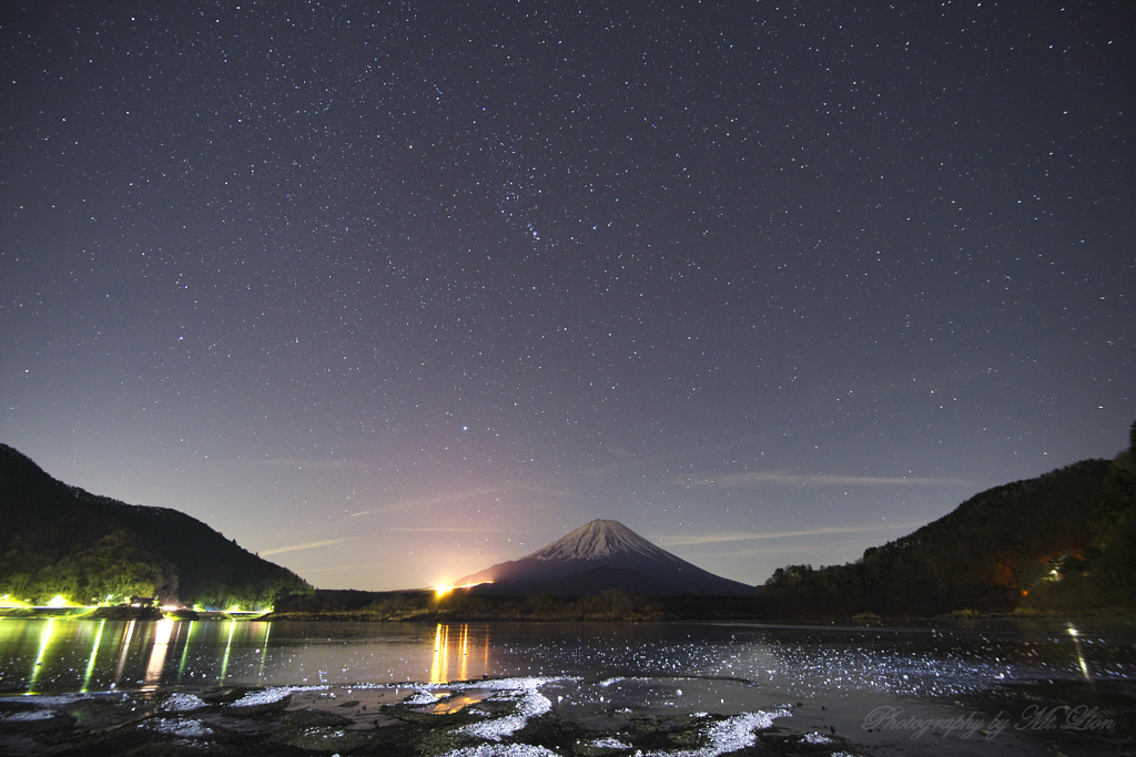 冬の大三角形と凍る精進湖と富士山と