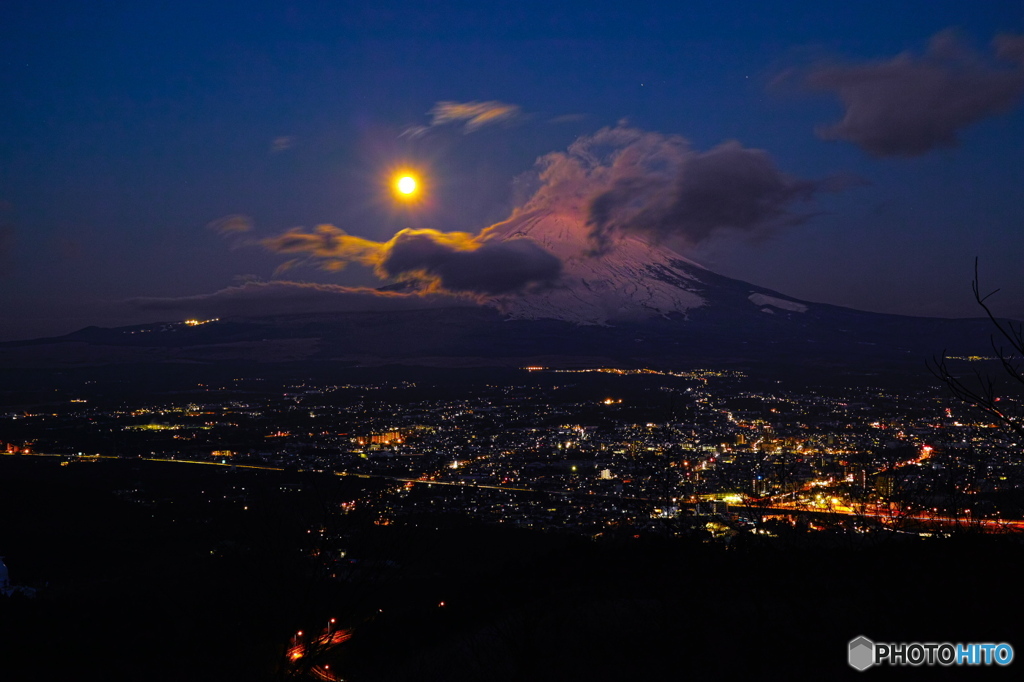 月が遊ぶ夜