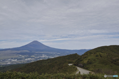 富士を望む峠道