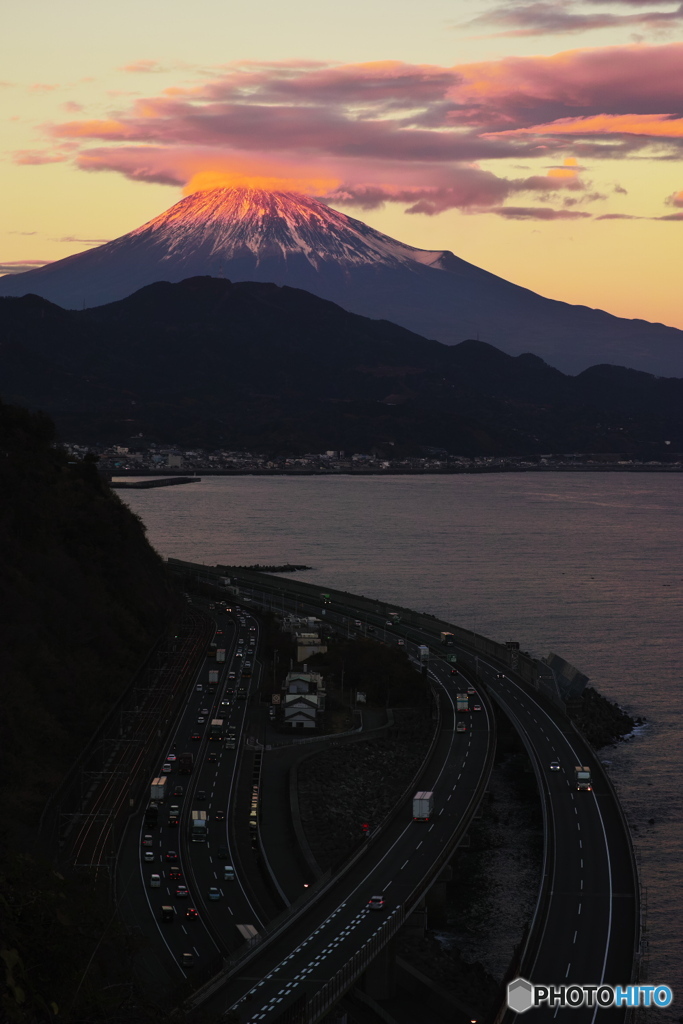 夕暮れと笠雲