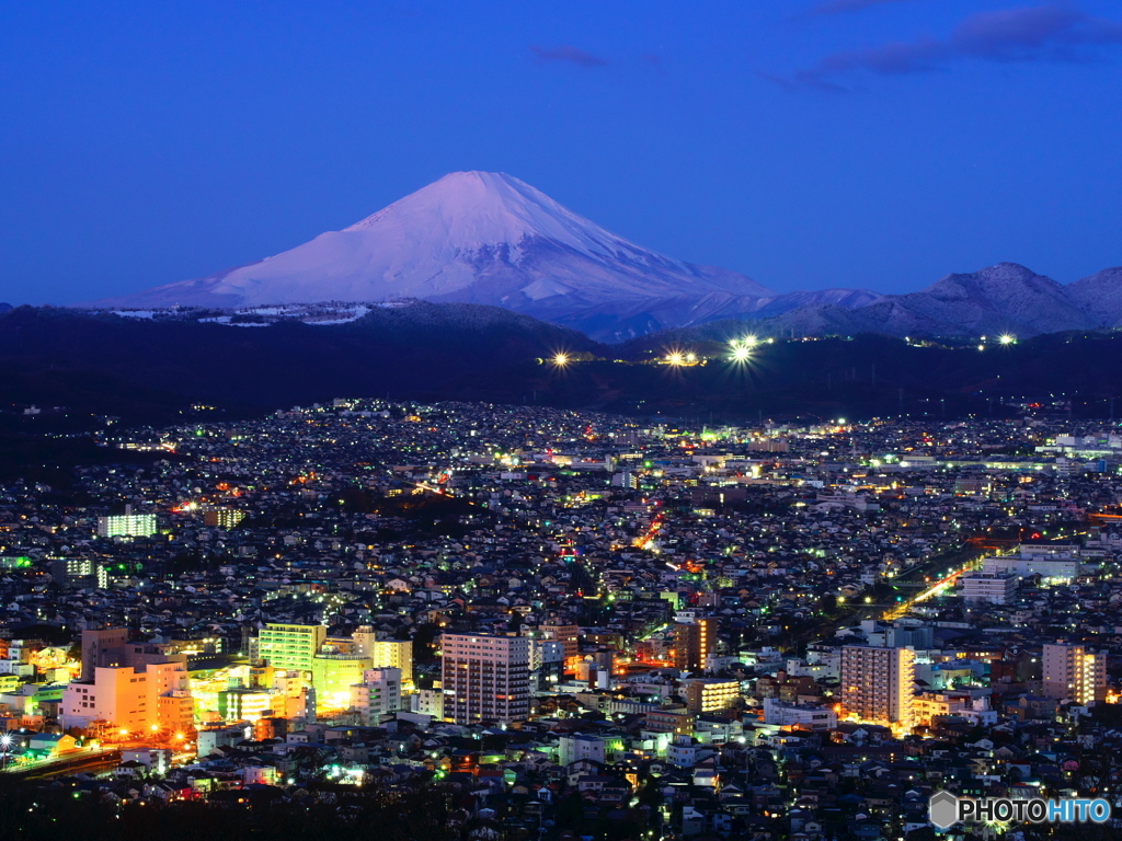 街明かりと富士山