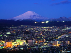 街明かりと富士山