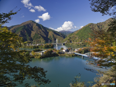 ダム湖の風景