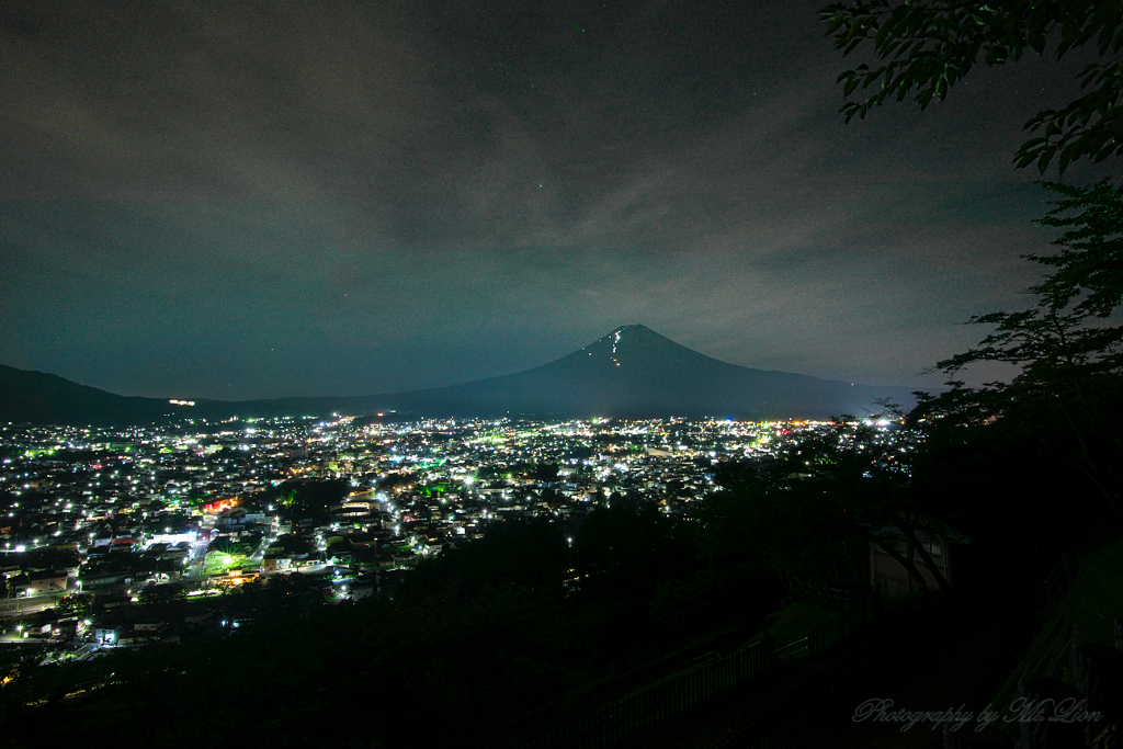 地上の輝ら星と富士山