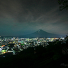 地上の輝ら星と富士山