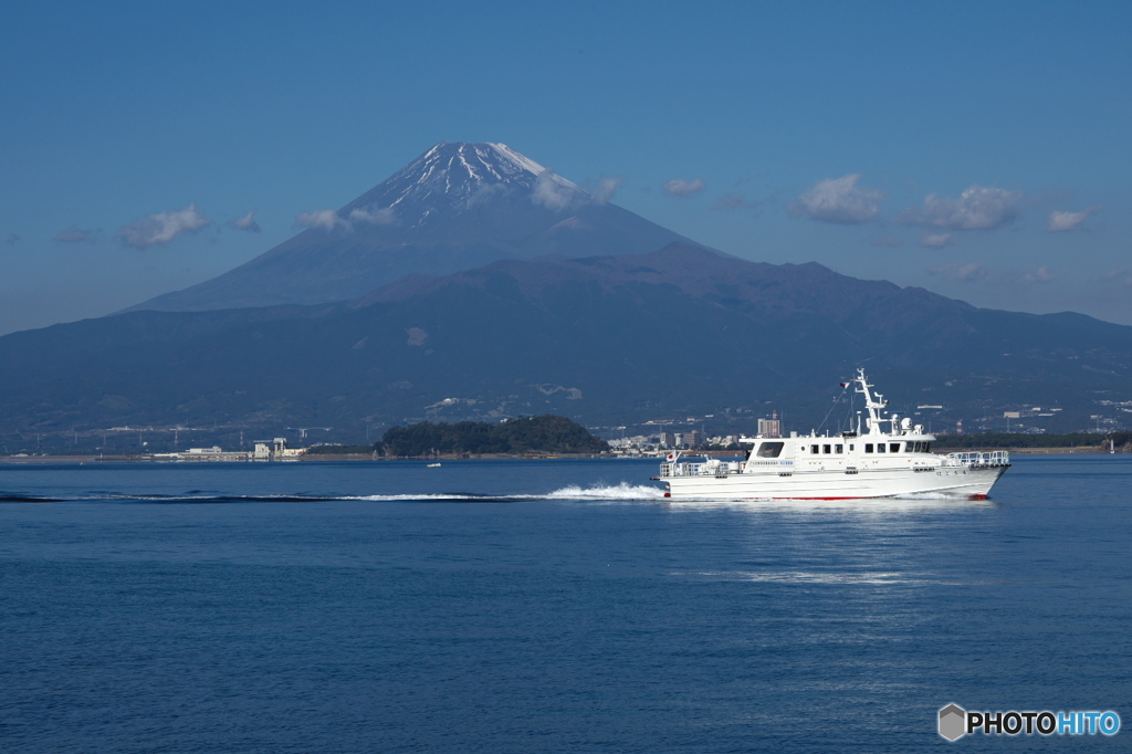 青い富士と白い船