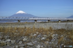 富士川鉄橋の新幹線と富士