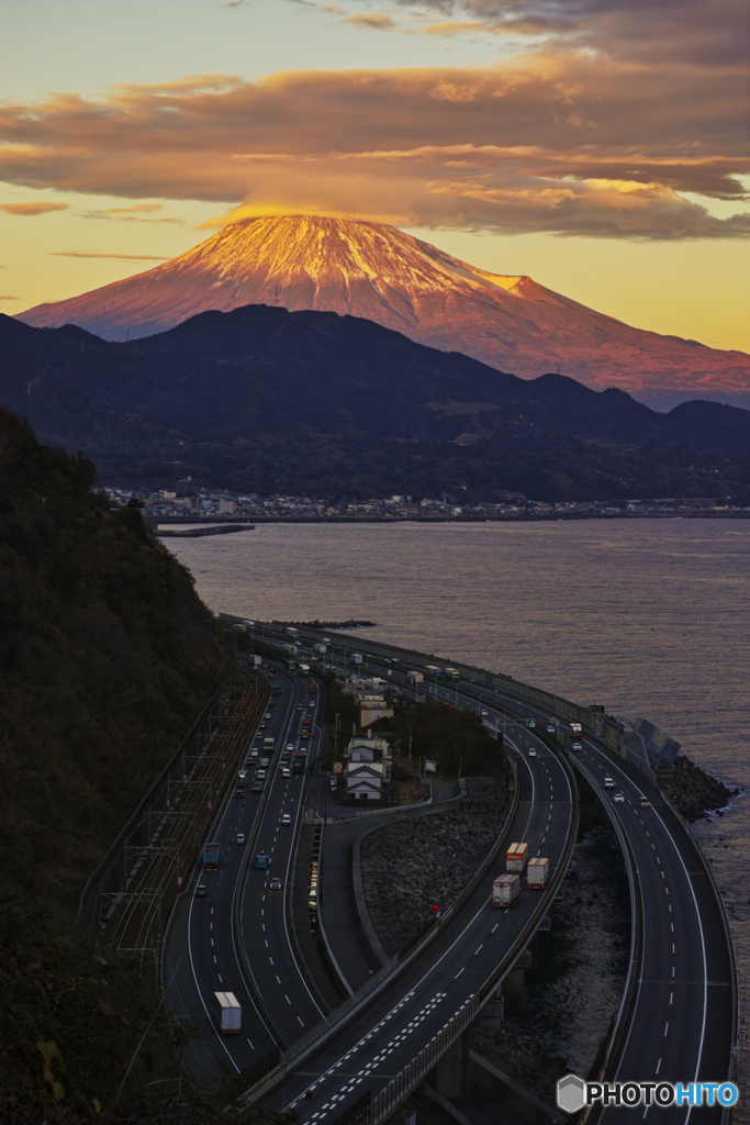 夕陽に染まる富士