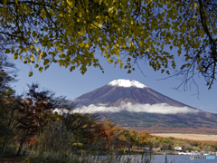 紅葉と冠雪富士