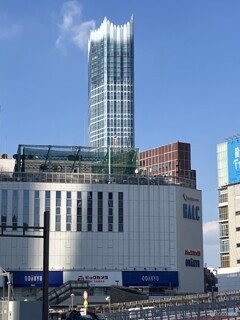 このビルは何だ？