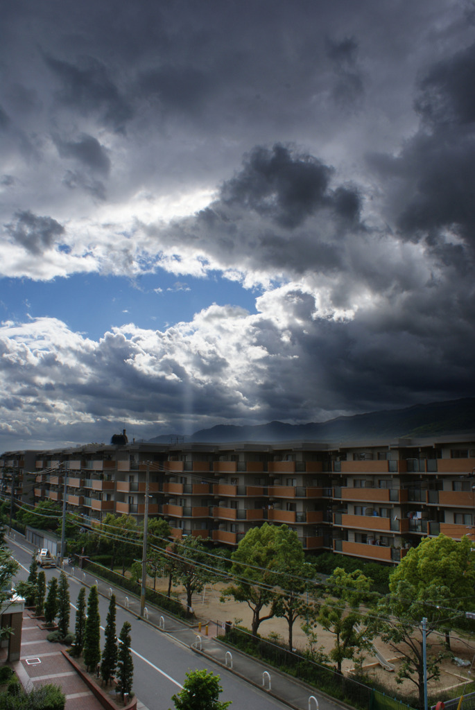 家の前の不穏な雲
